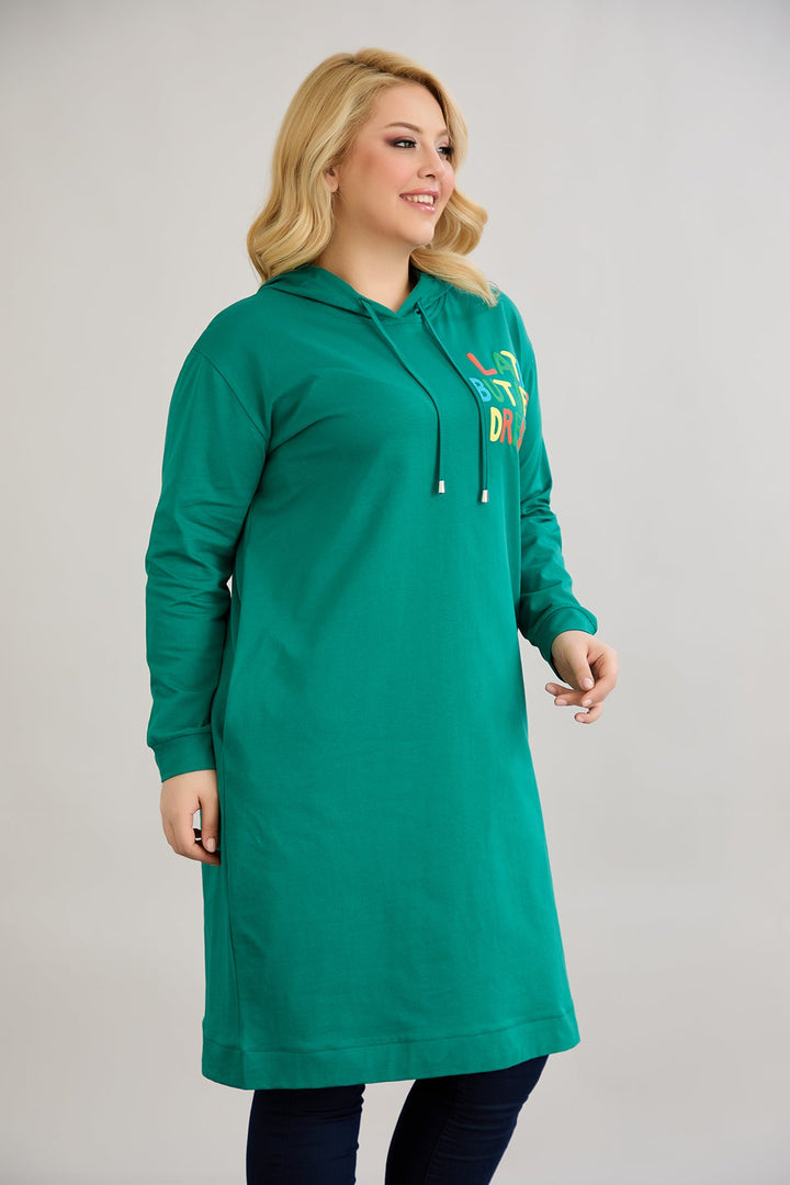 Pamučna tunika-haljina s natpisom "Kasnimo, ali smo najbolje obučeni" - Zelena