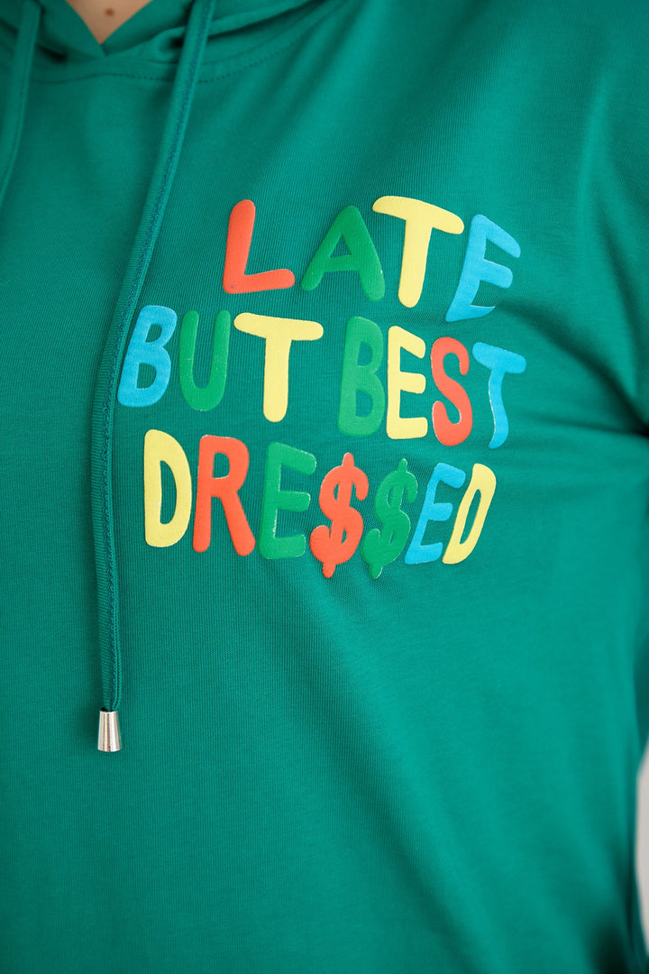 Pamučna tunika-haljina s natpisom "Kasnimo, ali smo najbolje obučeni" - Zelena