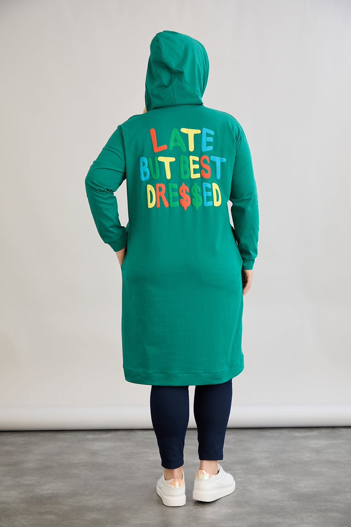 Pamučna tunika-haljina s natpisom "Kasnimo, ali smo najbolje obučeni" - Zelena