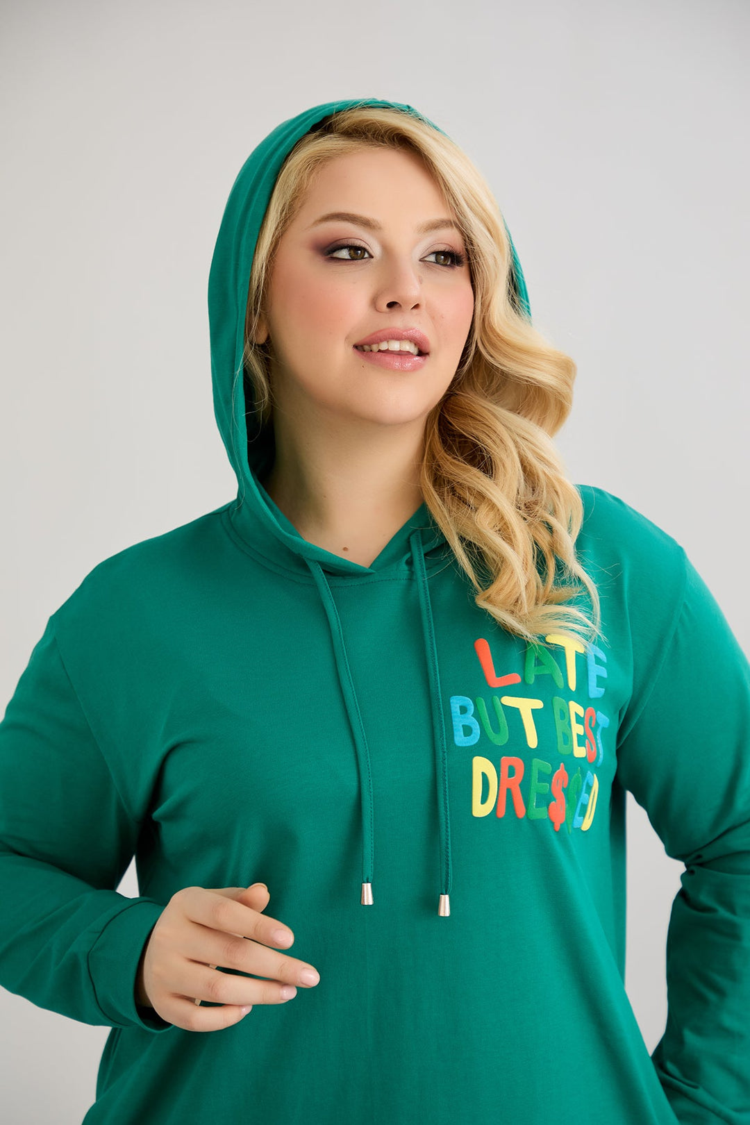 Pamučna tunika-haljina s natpisom "Kasnimo, ali smo najbolje obučeni" - Zelena