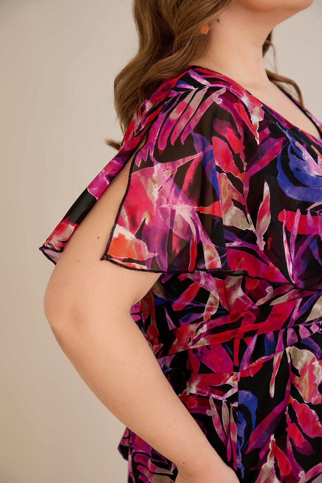 Lagana duga haljina s elastičnom podstavom i jarkim bojama