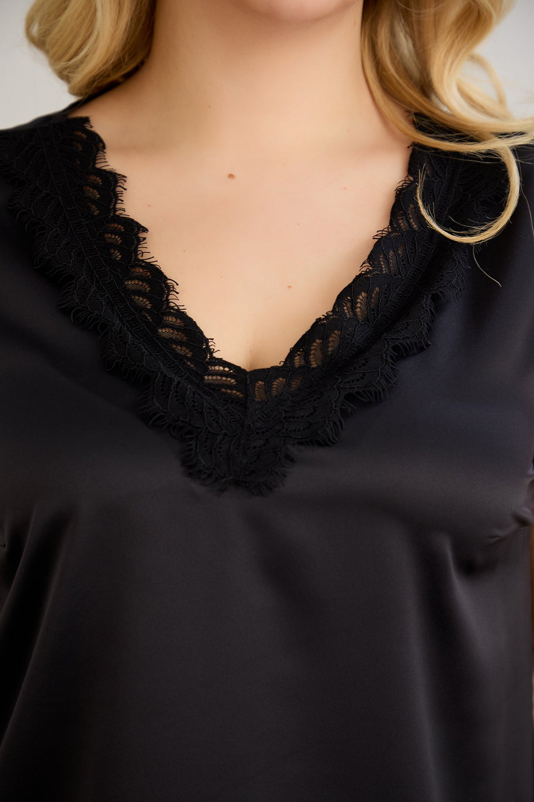 Satenasti luksuzni top s čipkom - Crna