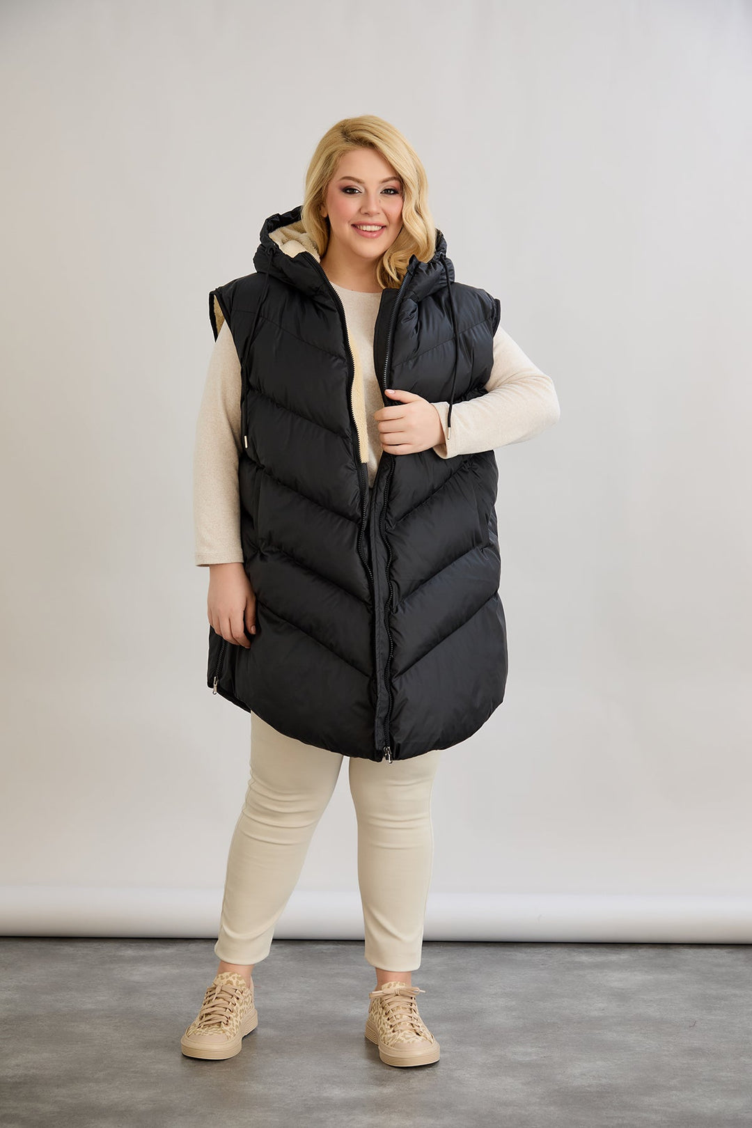 Topli oversize zimski prsluk s podstavom od karakula velikih veličina - Crna