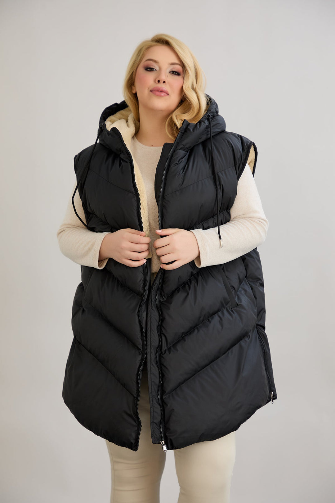 Topli oversize zimski prsluk s podstavom od karakula velikih veličina - Crna