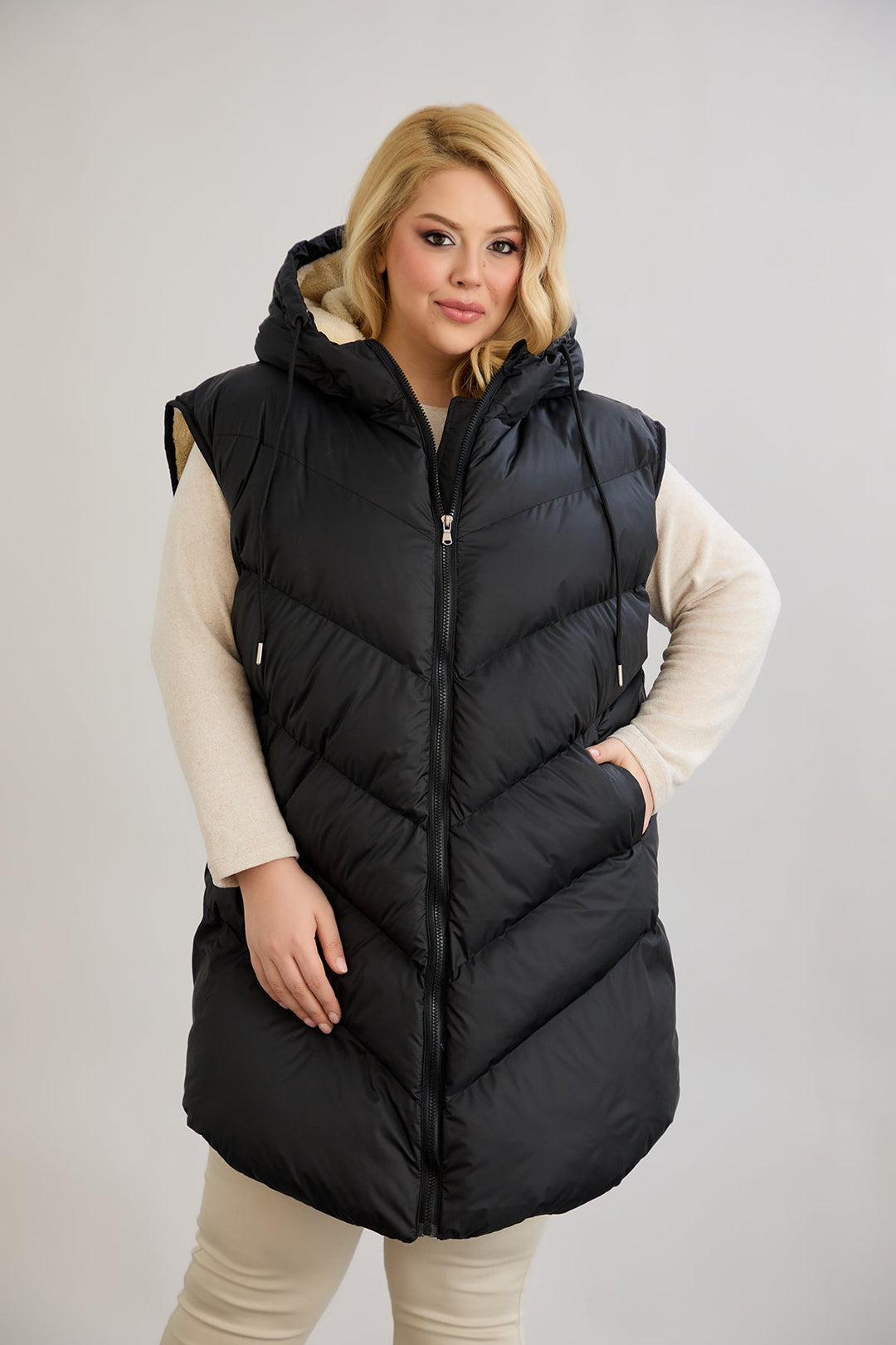 Topli oversize zimski prsluk s podstavom od karakula velikih veličina - Crna