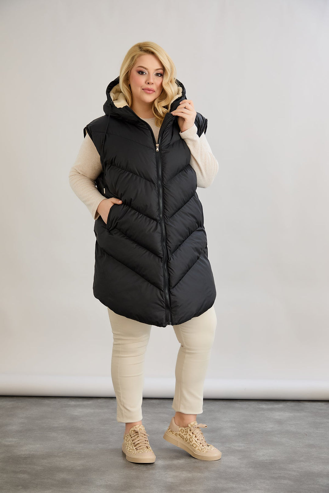 Topli oversize zimski prsluk s podstavom od karakula velikih veličina - Crna