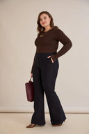 Hlače zvonolikog kroja s efektom oblikovanja