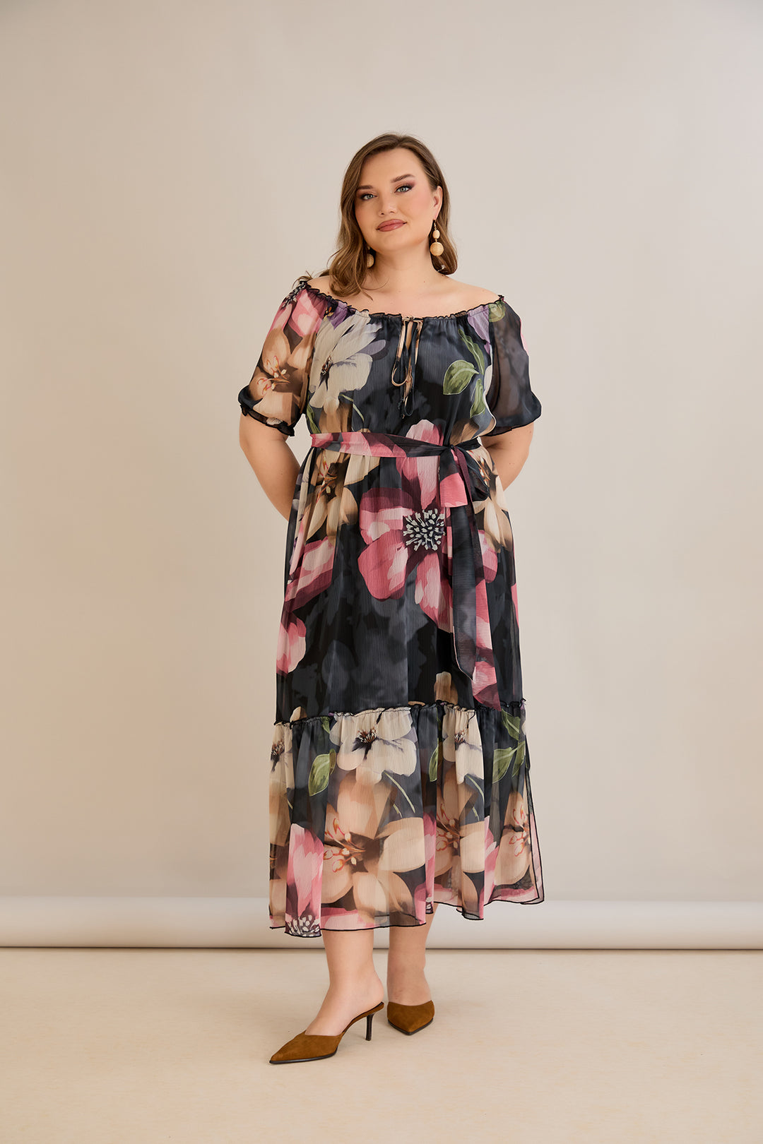 Duga šifonska haljina s volanima i Carmen izrezom