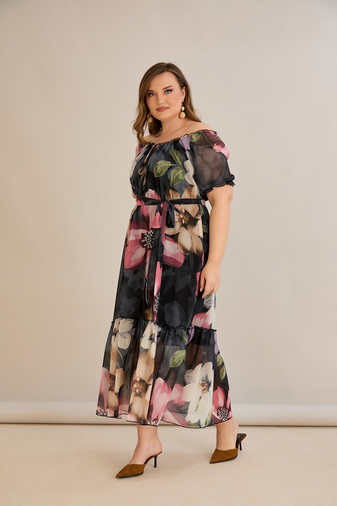 Duga šifonska haljina s volanima i Carmen izrezom