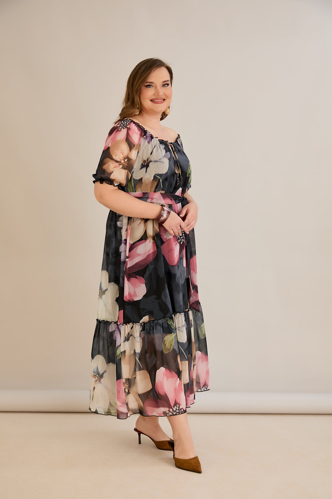 Duga šifonska haljina s volanima i Carmen izrezom