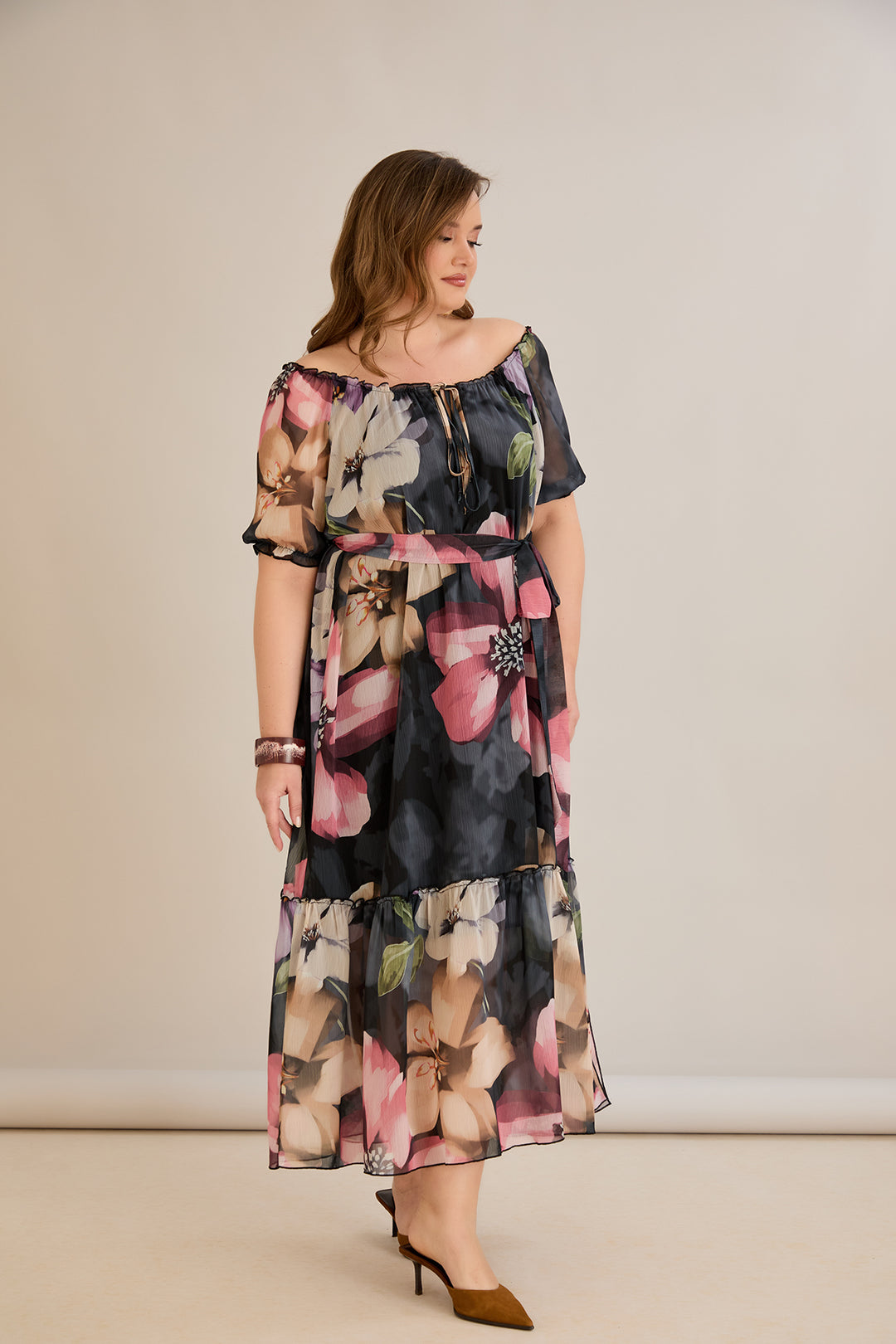 Duga šifonska haljina s volanima i Carmen izrezom