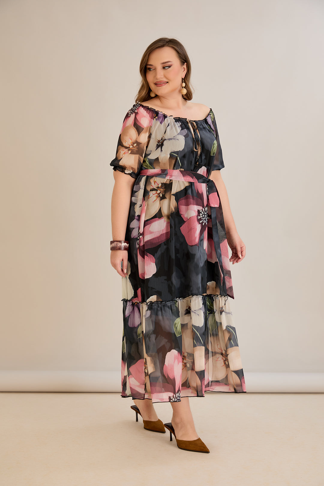 Duga šifonska haljina s volanima i Carmen izrezom