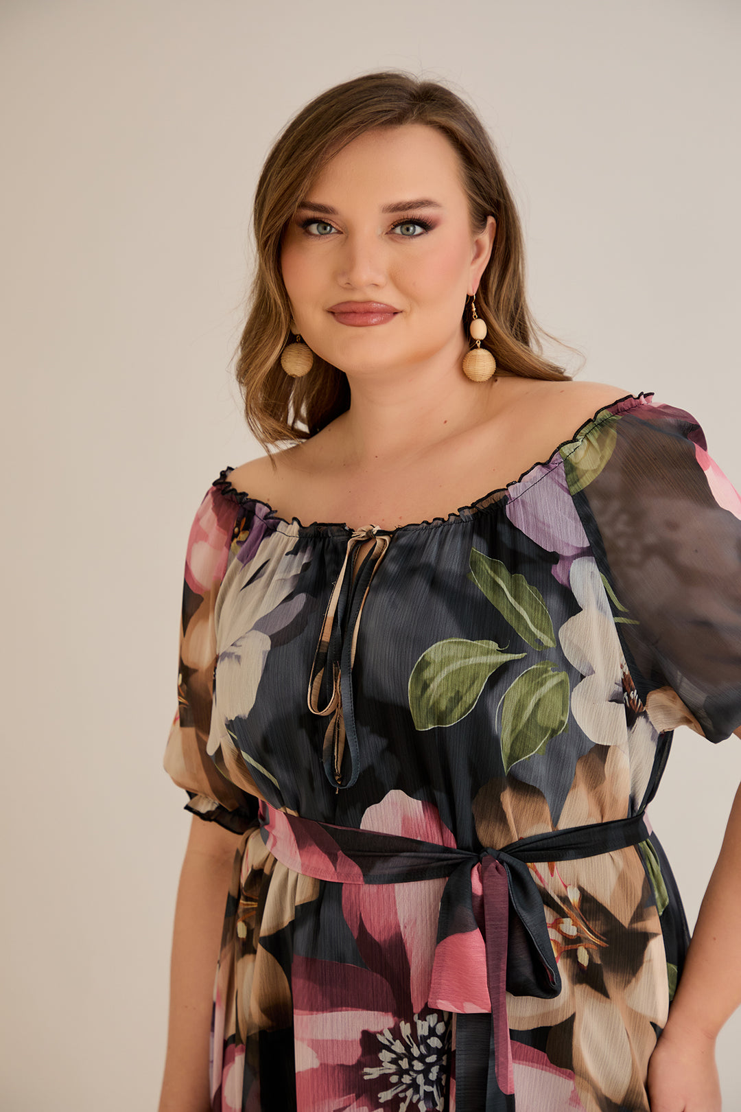 Duga šifonska haljina s volanima i Carmen izrezom