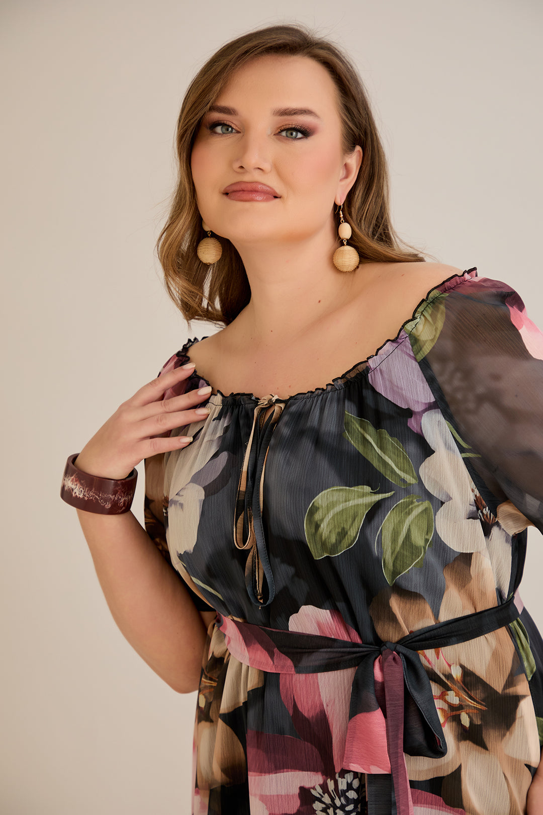 Duga šifonska haljina s volanima i Carmen izrezom