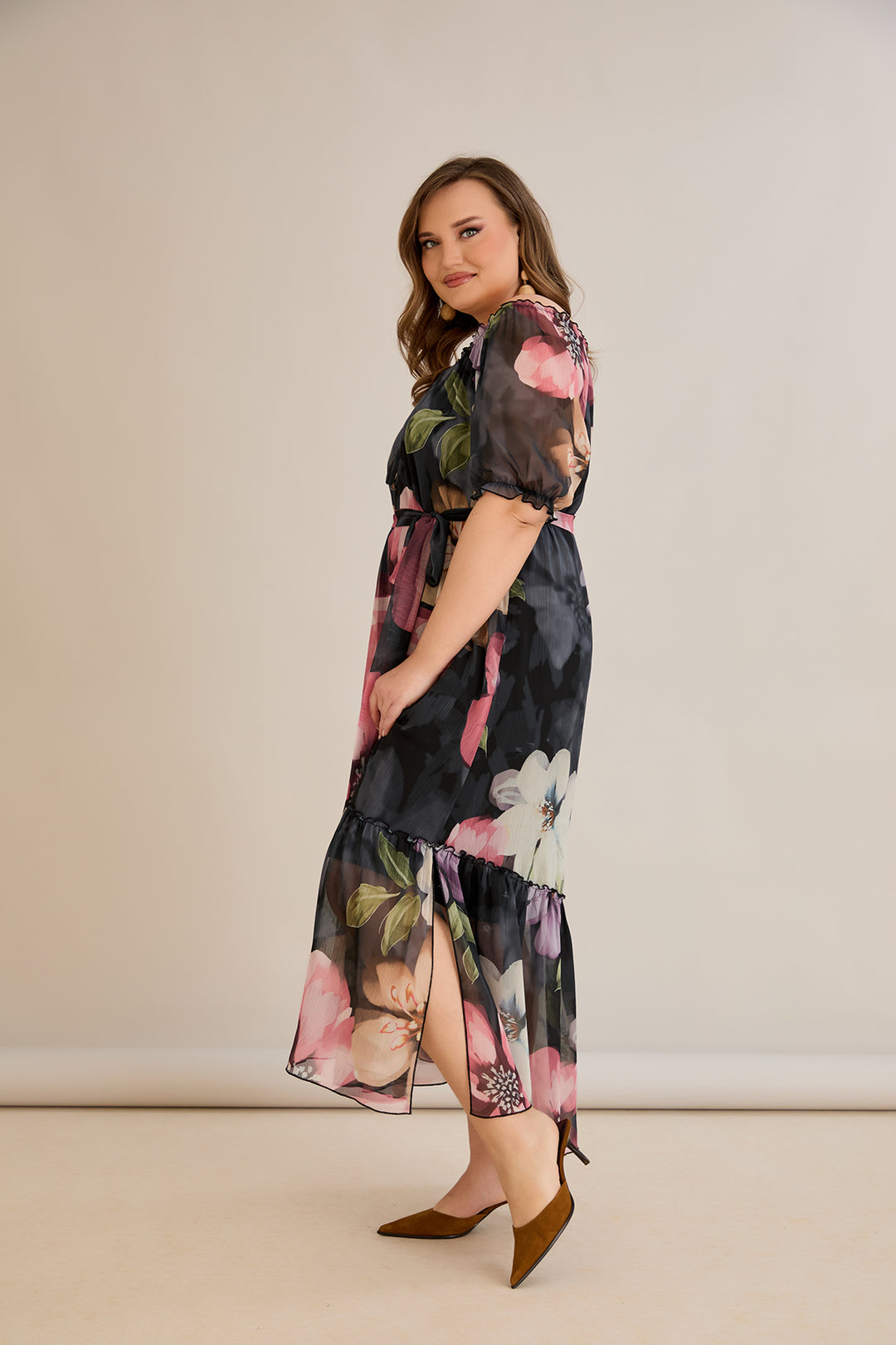 Duga šifonska haljina s volanima i Carmen izrezom