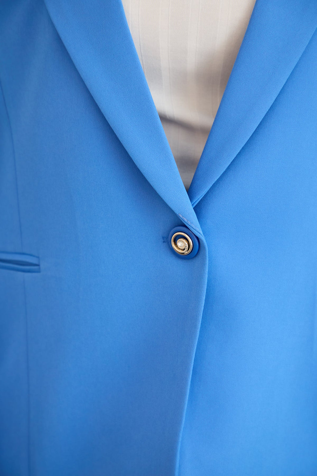 Elegantan i moderan sako s podstavom velikih veličina. - Plava
