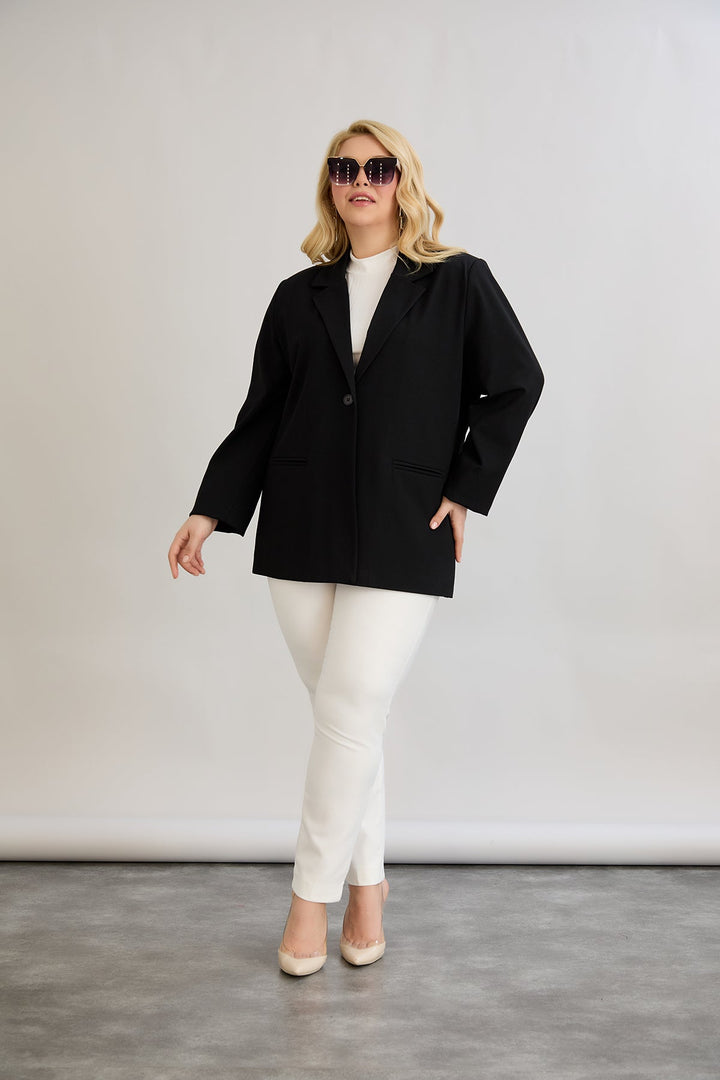 Dugo sako s podstavom i jednim dugmetom, dostupno u velikim veličinama.