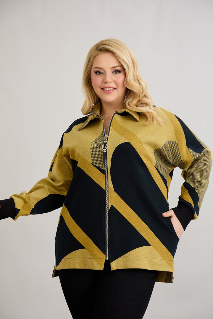 Jakna od pamuka s patentnim zatvaračem i velikim džepovima. Dostupni veliki brojevi.