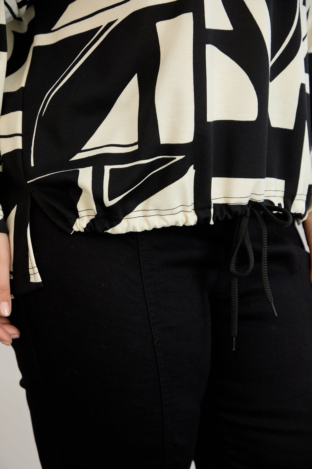 Džemper s vezanjem sprijeda