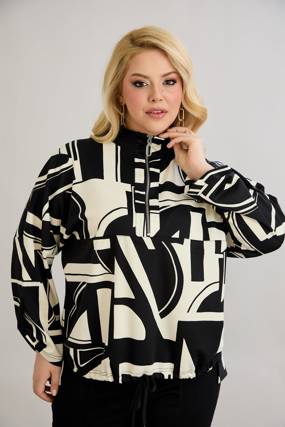 Sportski dukserica s patent zatvaračem na dekolteu, veliki brojevi.