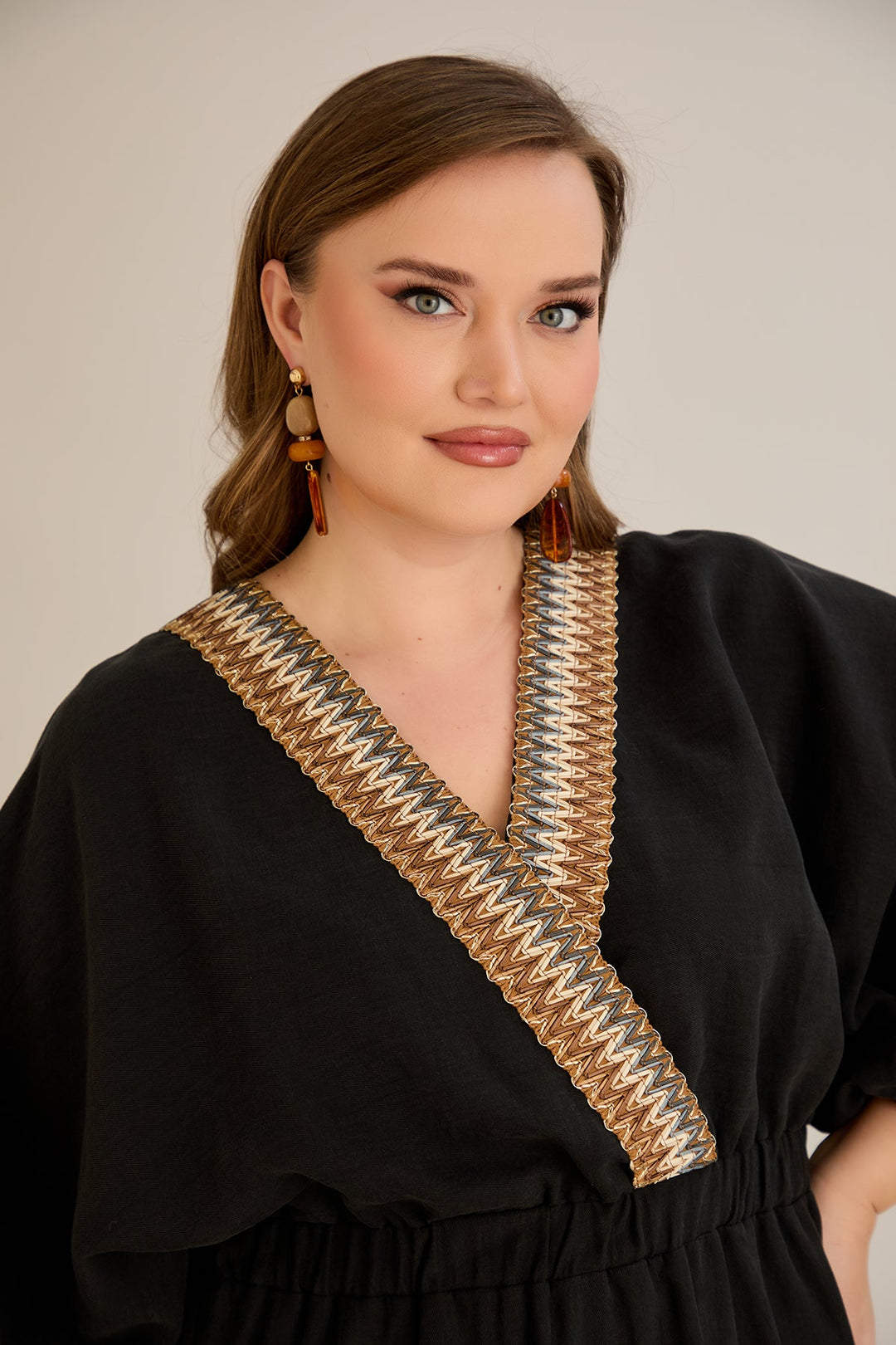 Tencel haljina s ukrasnim dekolteom i elastičnim strukom - Crna - 10964