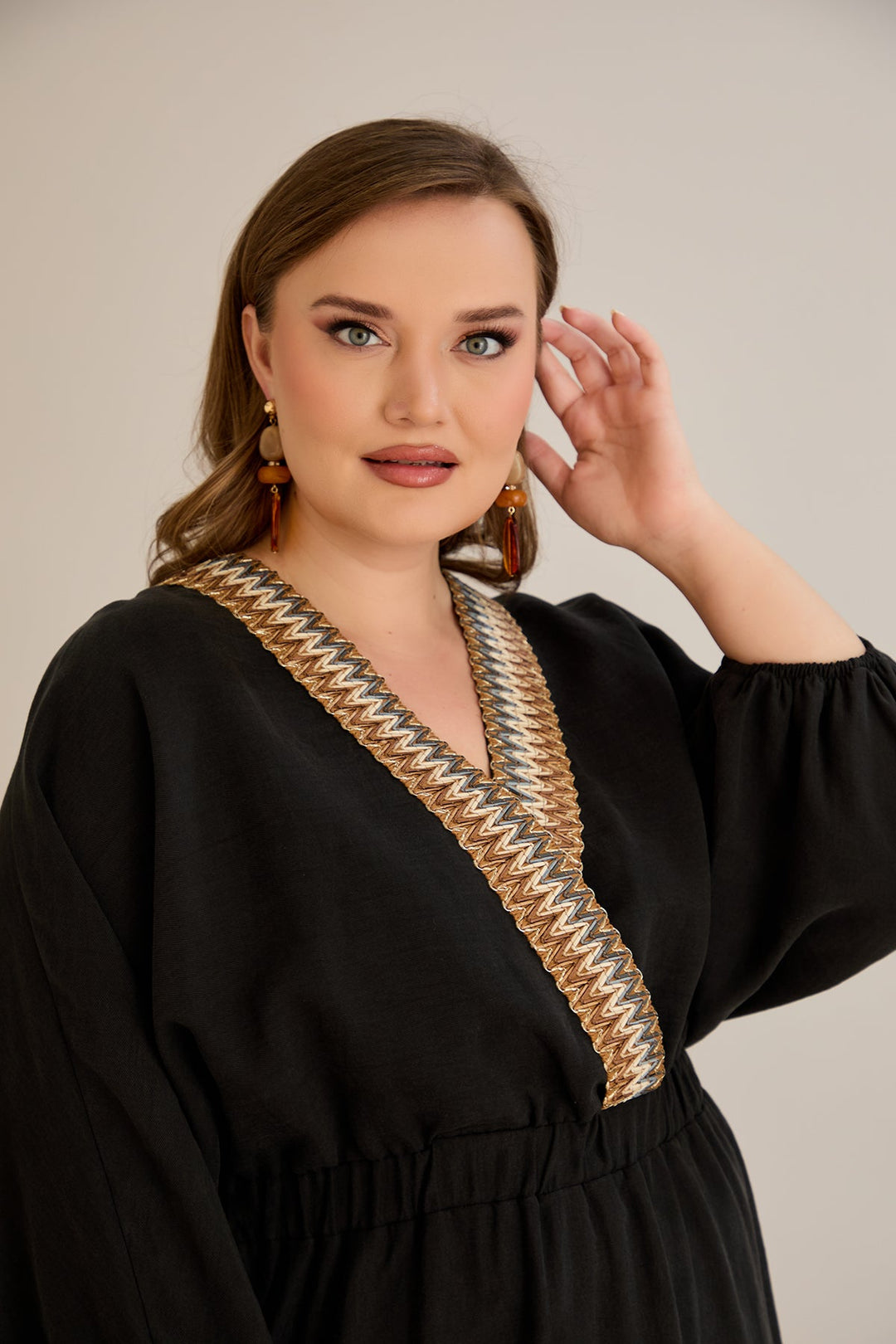 Tencel haljina s ukrasnim dekolteom i elastičnim strukom - Crna - 10964