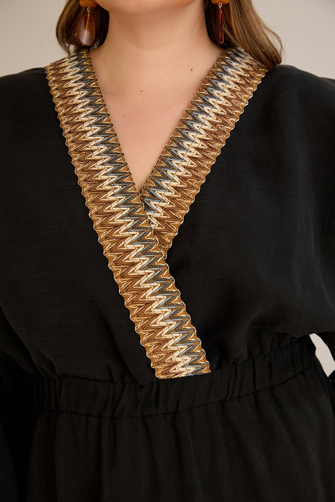 Tencel haljina s ukrasnim dekolteom i elastičnim strukom - Crna - 10964