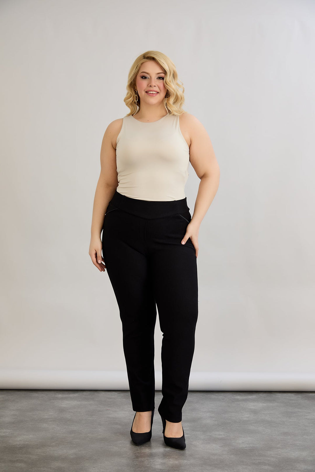 Modelirajuće hlače za punije žene Borisa - satenasti detalj