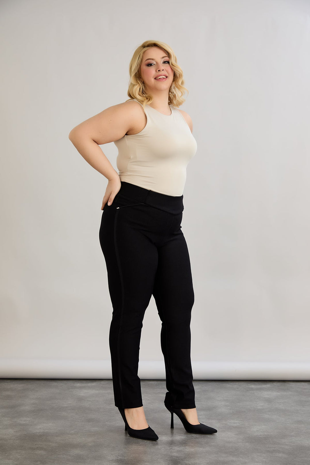 Modelirajuće hlače za punije žene Borisa - satenasti detalj