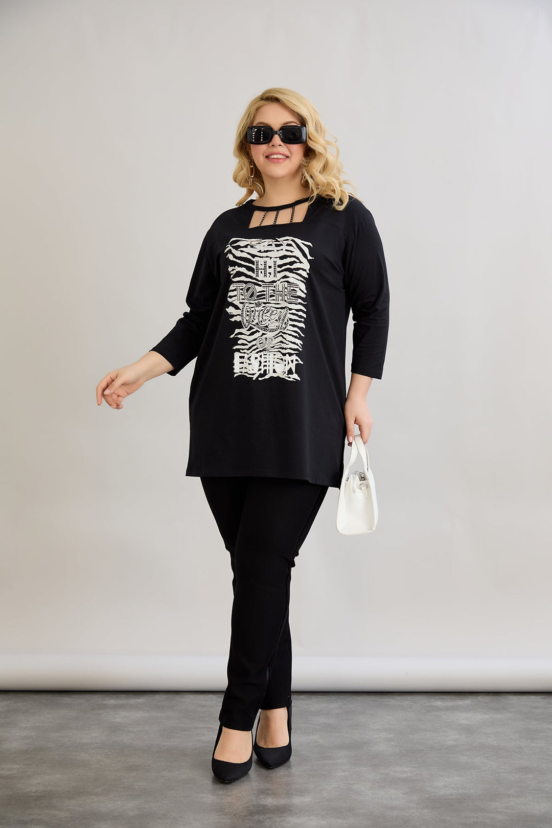 Pametna tunika s atraktivnim dekolteom i ukrasnim kamenčićima - Crna