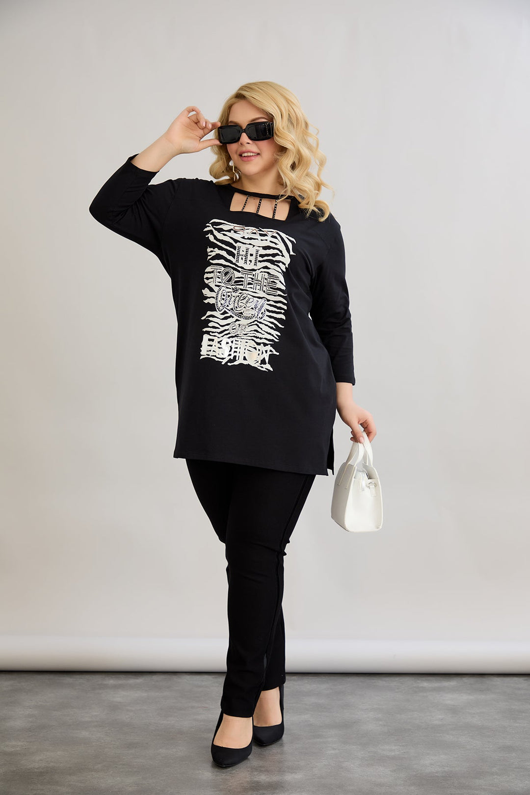 Pametna tunika s atraktivnim dekolteom i ukrasnim kamenčićima - Crna