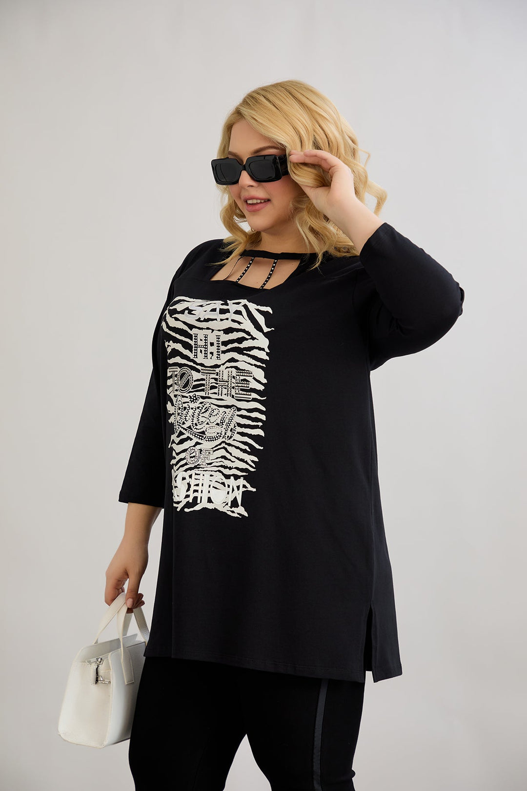 Pametna tunika s atraktivnim dekolteom i ukrasnim kamenčićima - Crna