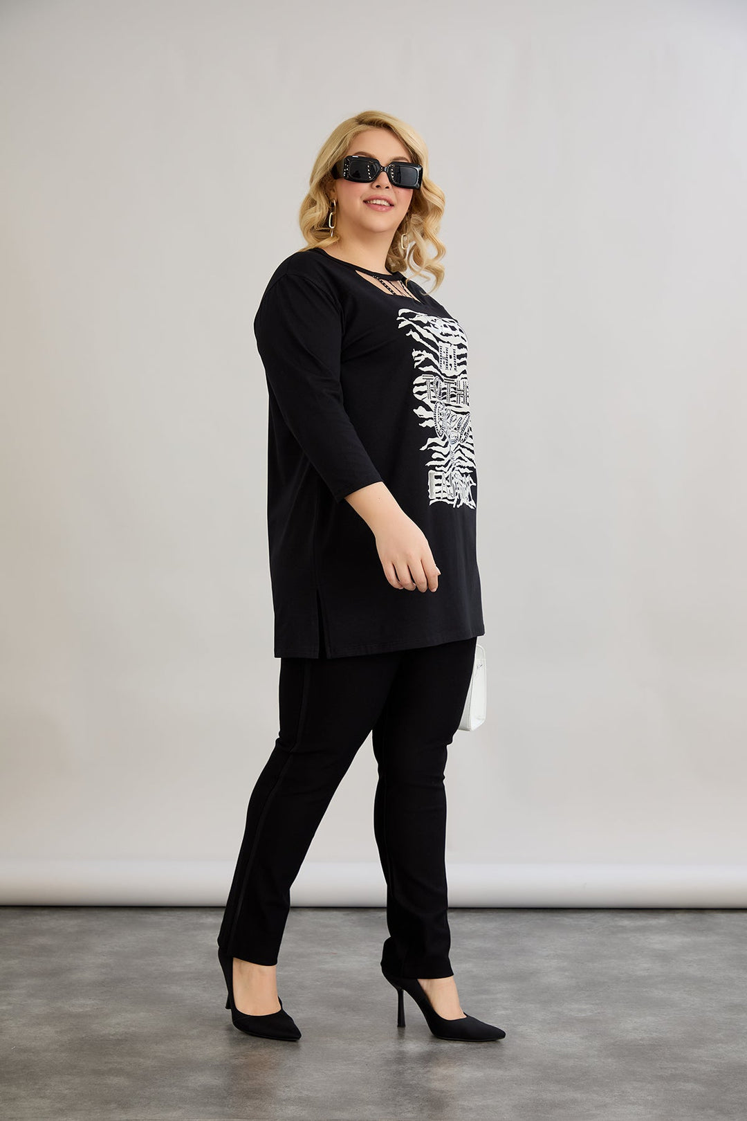 Pametna tunika s atraktivnim dekolteom i ukrasnim kamenčićima - Crna