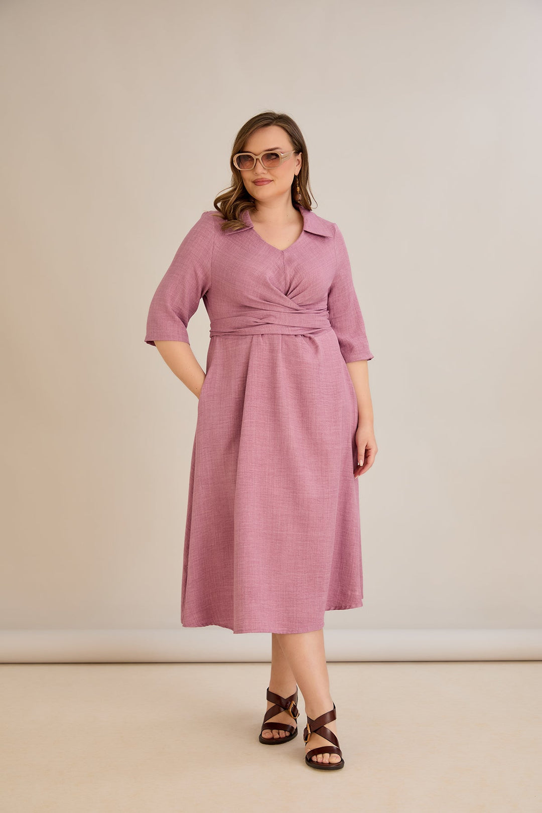 Elegantna haljina s atraktivnim dizajnom - plisirana od ruža.