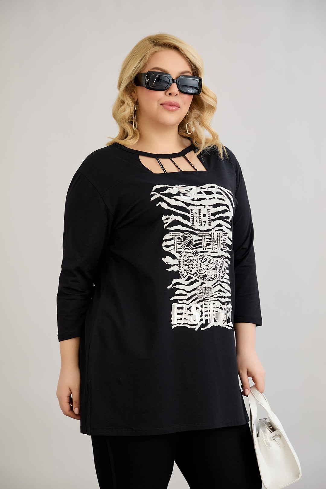 Pametna tunika s atraktivnim dekolteom i ukrasnim kamenčićima - Crna