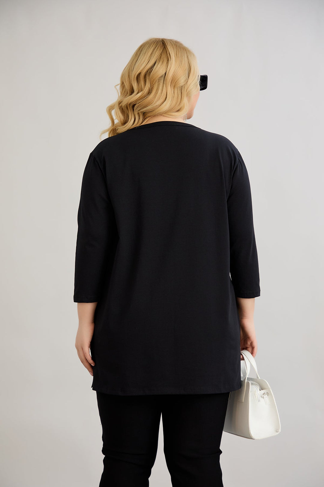 Pametna tunika s atraktivnim dekolteom i ukrasnim kamenčićima - Crna