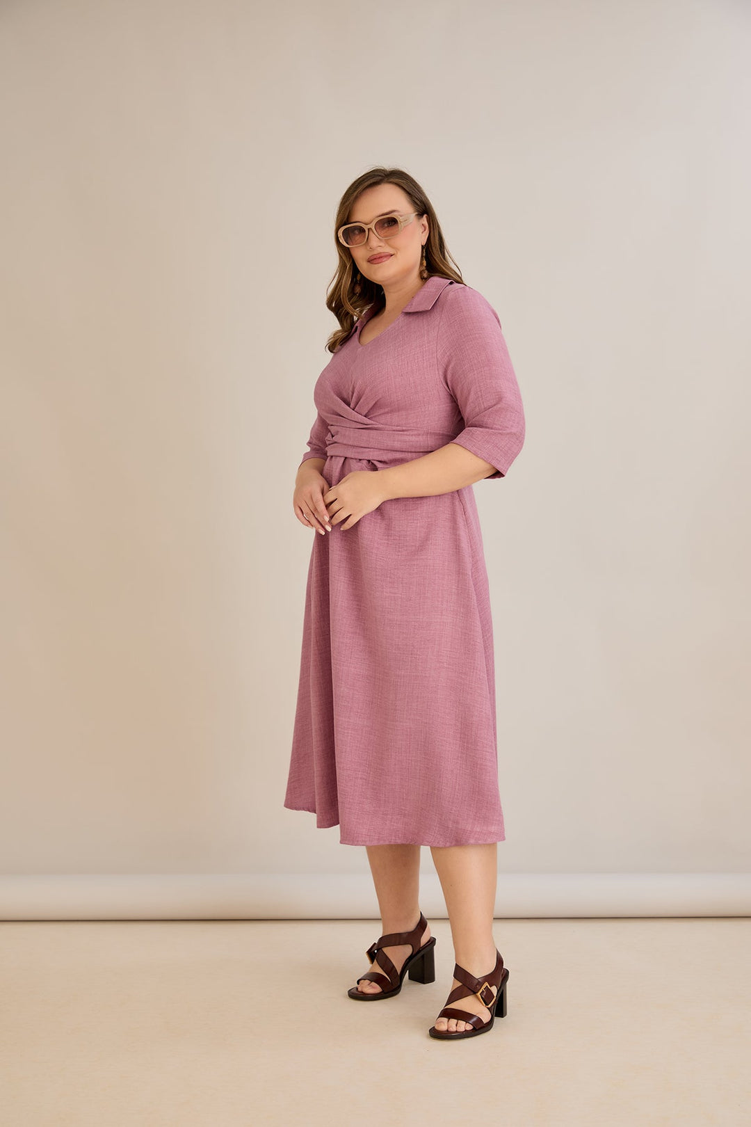 Elegantna haljina s atraktivnim dizajnom - plisirana od ruža.