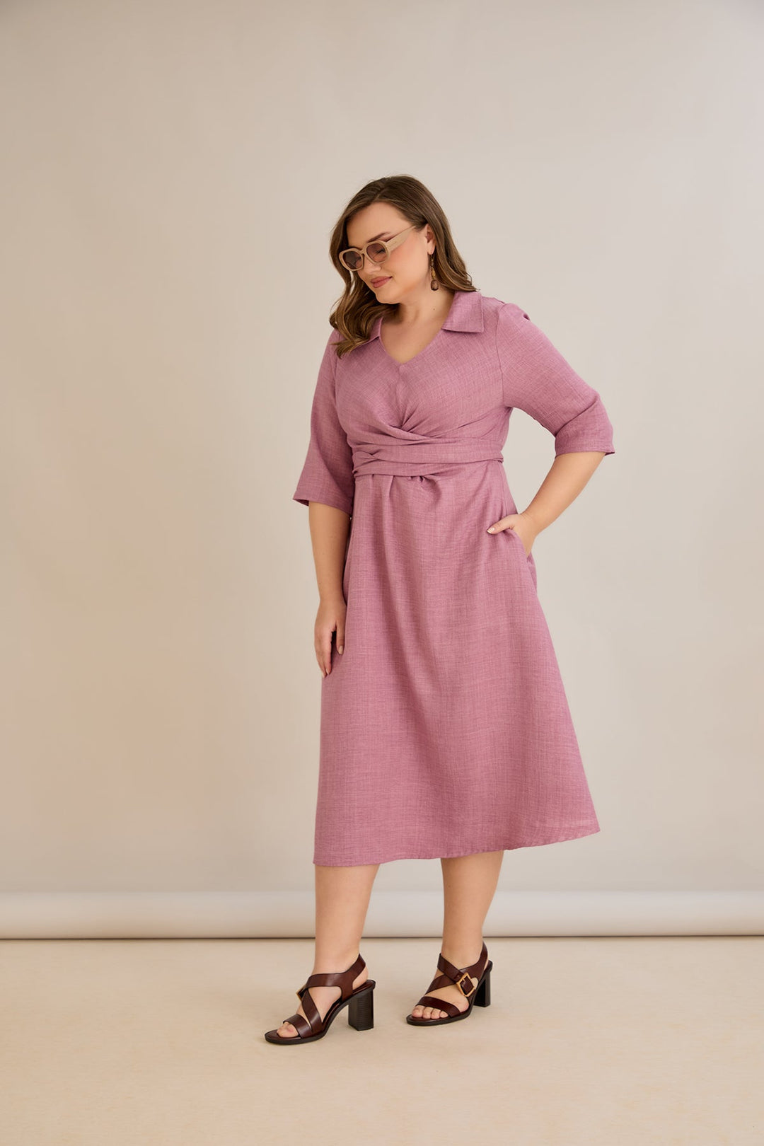 Elegantna haljina s atraktivnim dizajnom - plisirana od ruža.