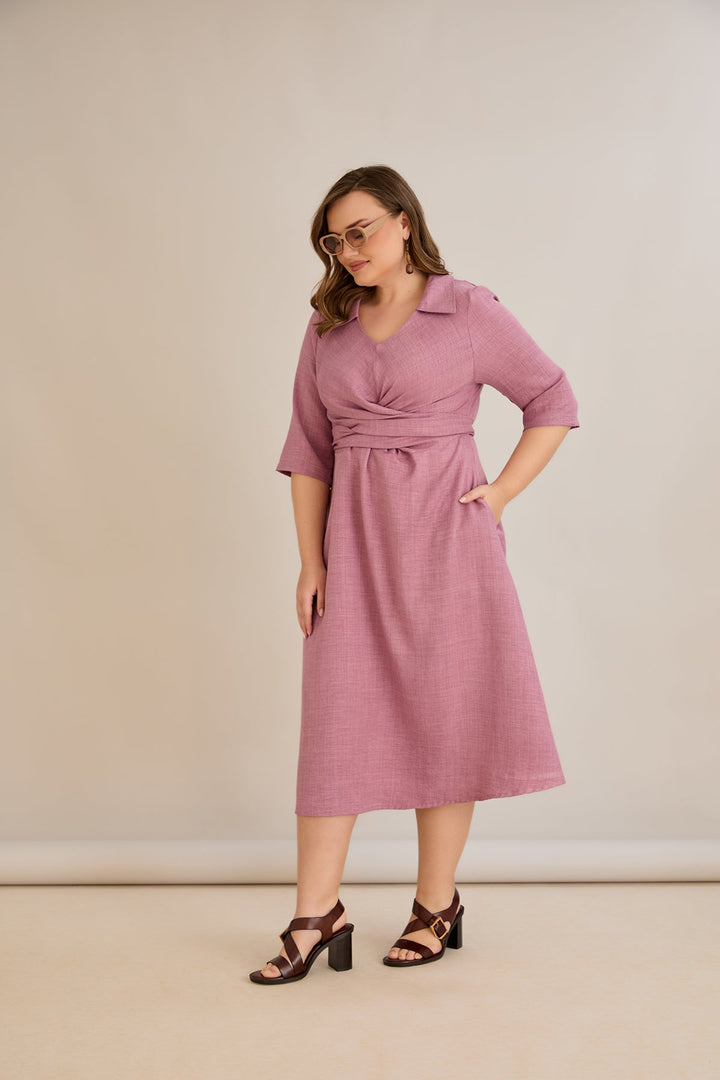 Elegantna haljina s atraktivnim dizajnom - plisirana od ruža.