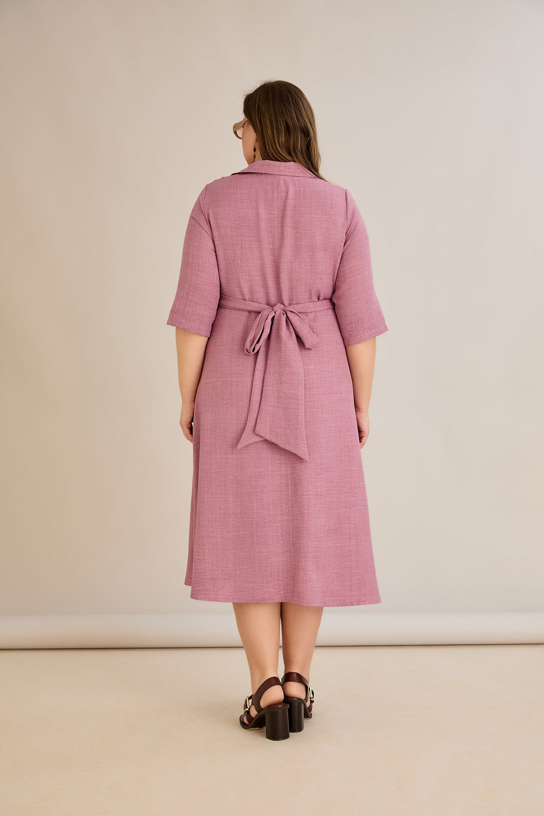 Elegantna haljina s atraktivnim dizajnom - plisirana od ruža.