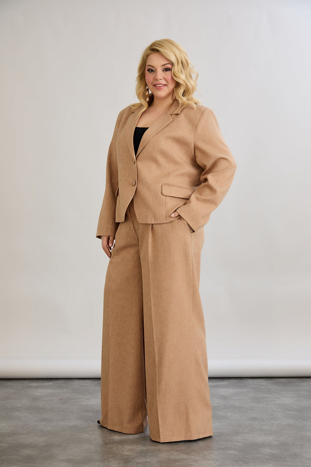 Kratak pamučni sako modernog kroja Veći brojevi - moka mus