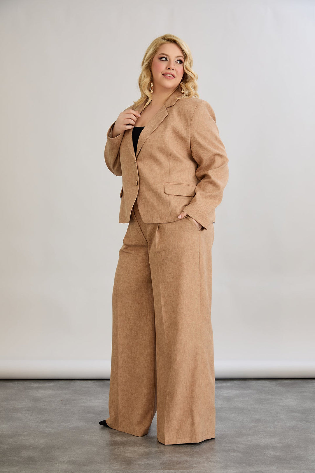 Kratak pamučni sako modernog kroja Veći brojevi - moka mus