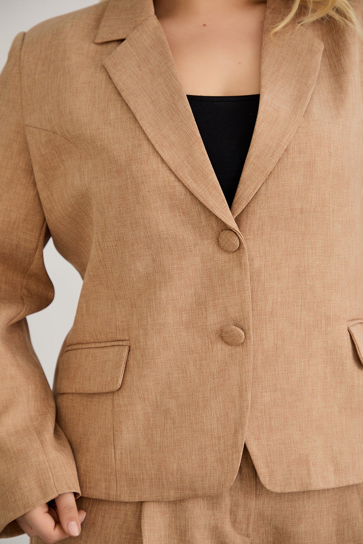 Kratak pamučni sako modernog kroja Veći brojevi - moka mus