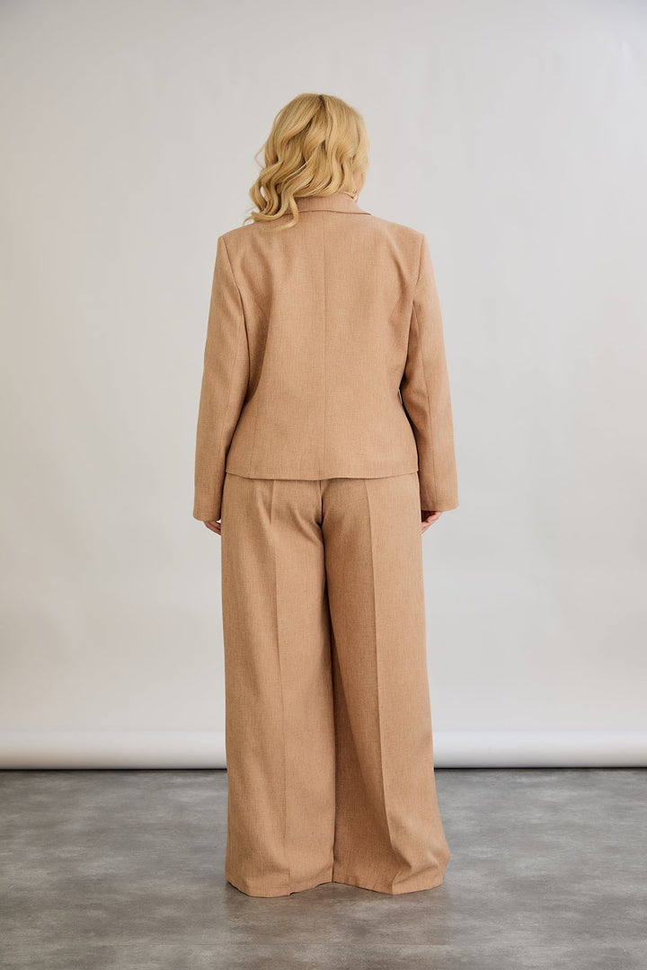 Kratak pamučni sako modernog kroja Veći brojevi - moka mus