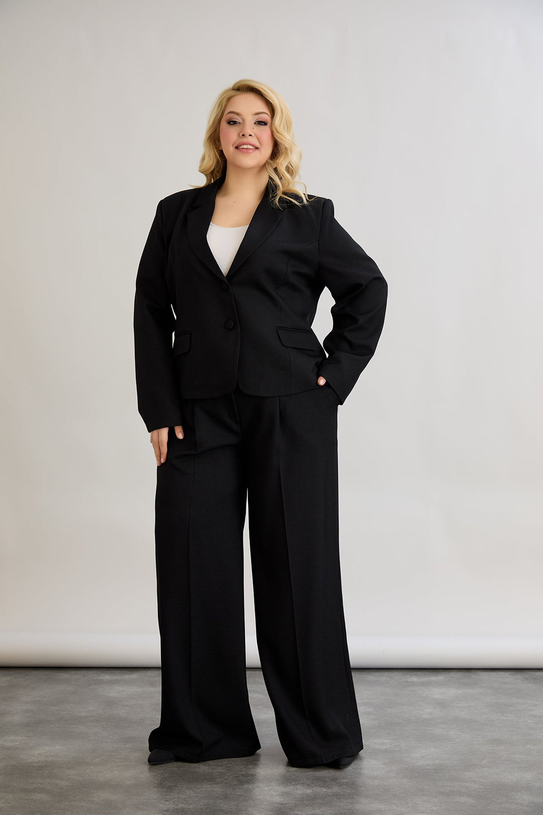 Kratak pamučni sako modernog kroja Veći brojevi - Crna