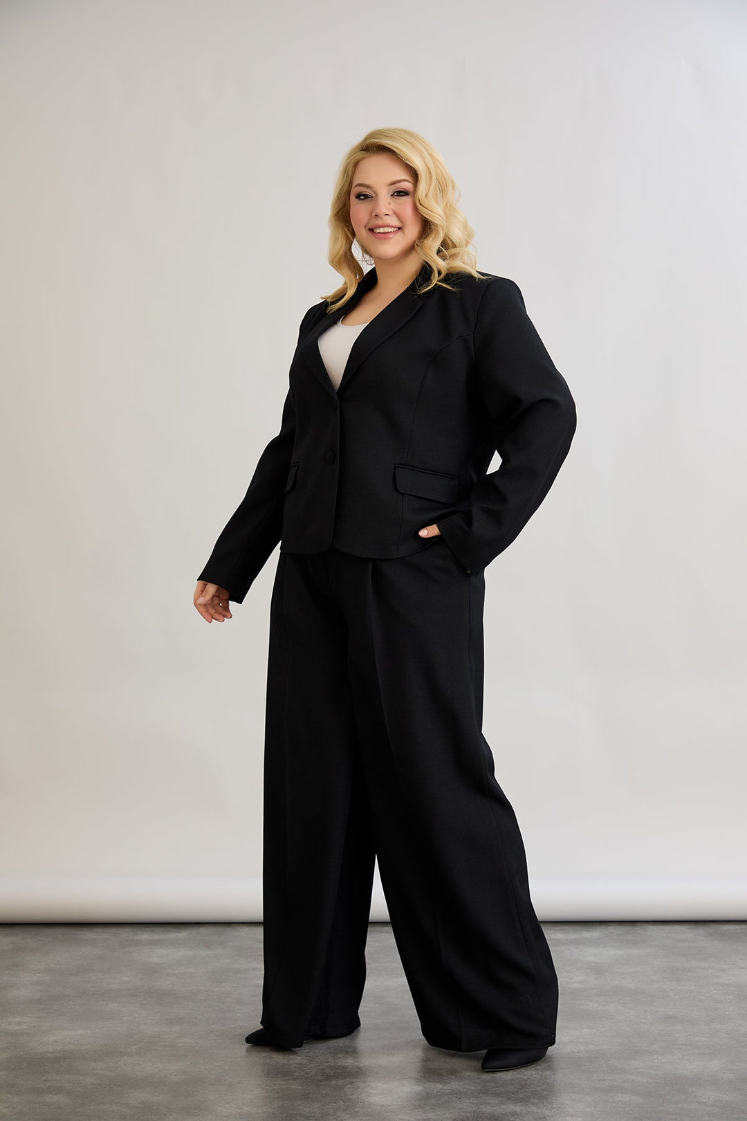 Kratak pamučni sako modernog kroja Veći brojevi - Crna