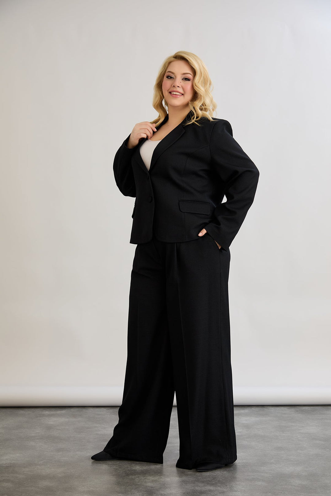 Kratak pamučni sako modernog kroja Veći brojevi - Crna