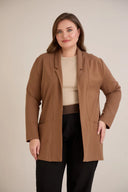 Sportsko-elegantni blejzer bez kopčanja u camel boji