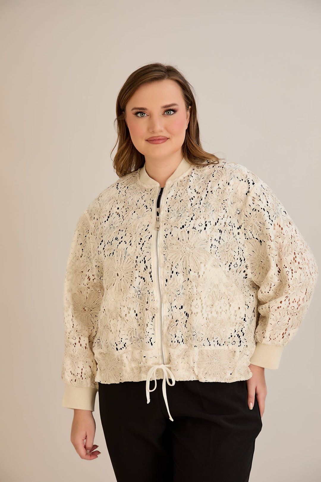 Pamučna jakna s izvezenim detaljima i vezicom u struku - 10713