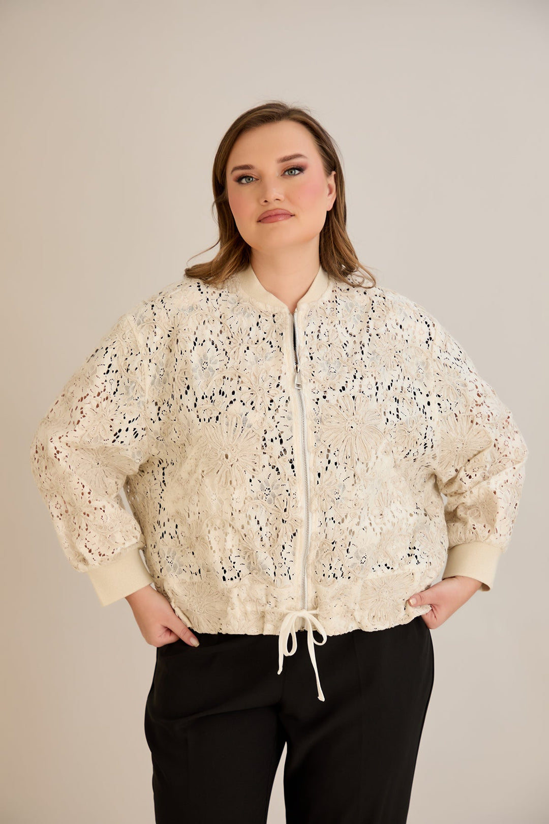 Pamučna jakna s izvezenim detaljima i vezicom u struku - 10713